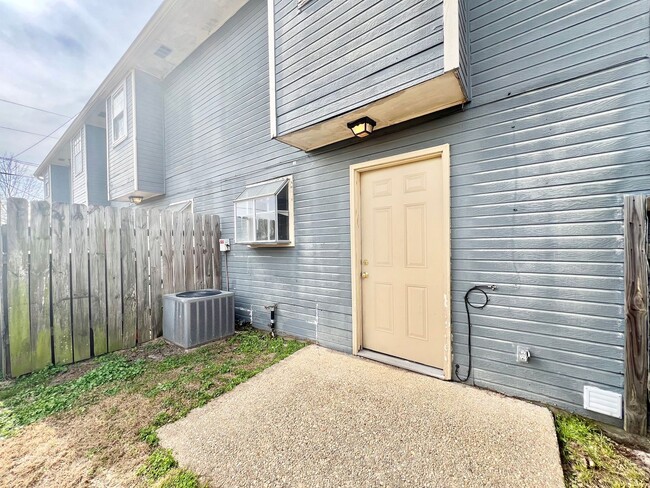 Building Photo - Two Bedroom Townhouse in Zachary