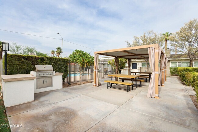 Building Photo - 925 W McDowell Rd