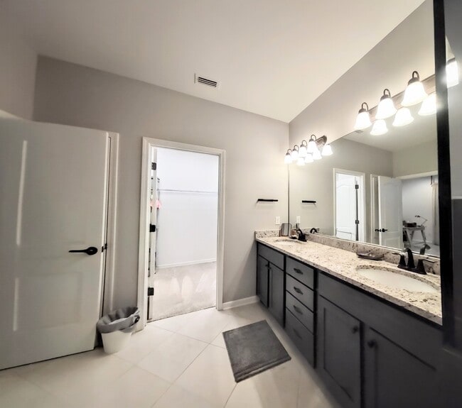 Building Photo - 253 Bella Dr