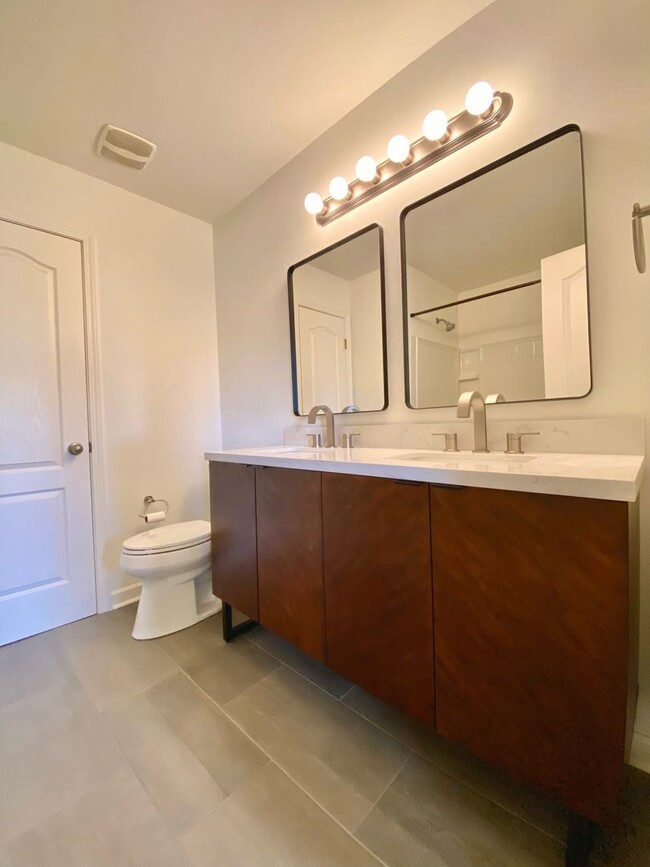 Building Photo - Modern 2BR/2BA Home Near BNA – Open Concep...