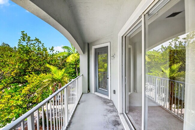 Building Photo - "Charming 2-Bed, 2-Bath Oasis in Riviera Beach – Your Perfect Retreat!"