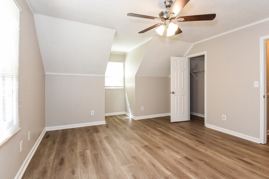 Building Photo - 6390 Queens Rd