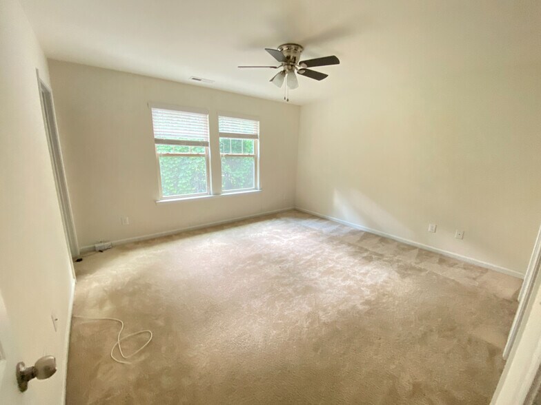 Building Photo - Room in Townhome on Haskell Dr