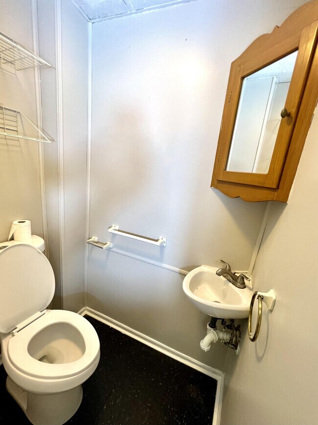 Building Photo - 1124 4th Ave