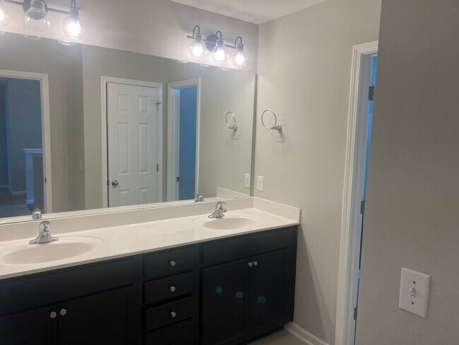 Building Photo - Available now. Beautiful 4BR/3BA home avai...