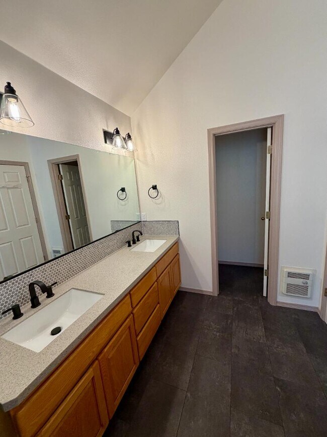 Building Photo - 61171 Minaret Cir