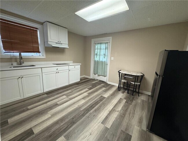 Building Photo - 5971 Robin Hood Ln