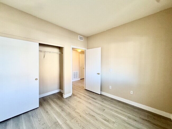 Building Photo - Beautifully Updated Downstairs 3-Bedroom, ...