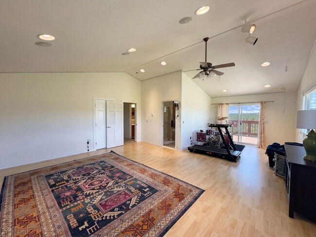 Building Photo - Foxtail Pines! 5 acres! Open floor plan!