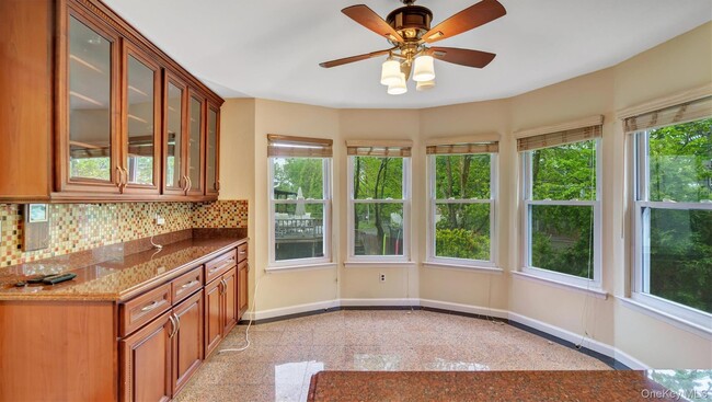 Building Photo - 47 Carriage Rd