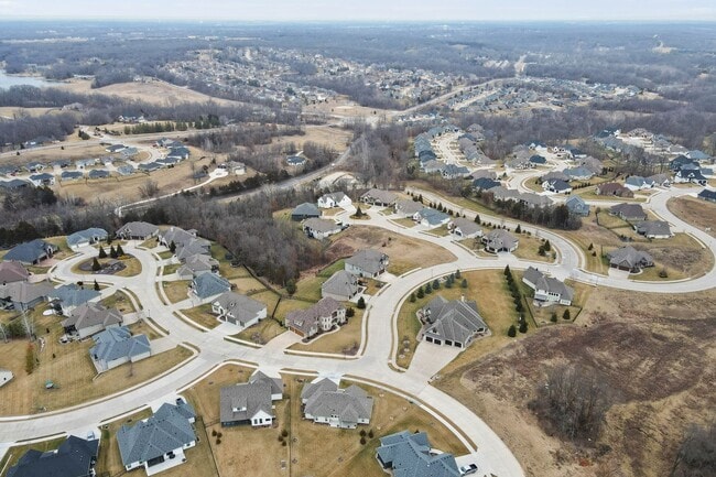 Building Photo - Large 5 Bedroom Home W/ Fenced yard