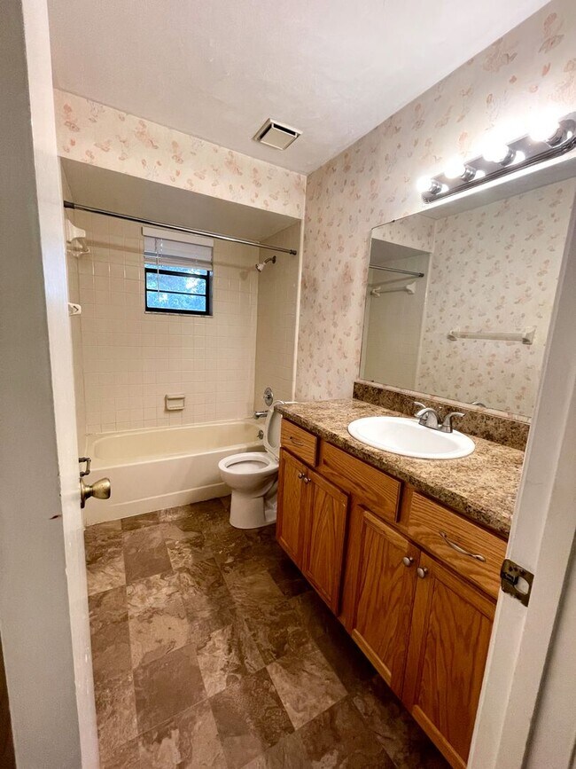 Building Photo - 3 bed 2 bath Single Family Home in Port Orange