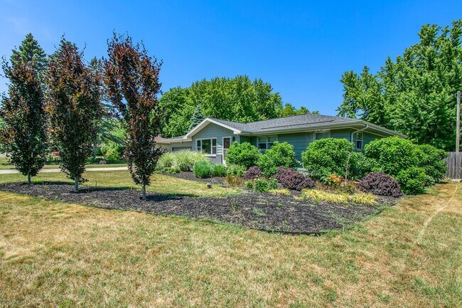 Building Photo - 4 Bedroom 1.5 Bath