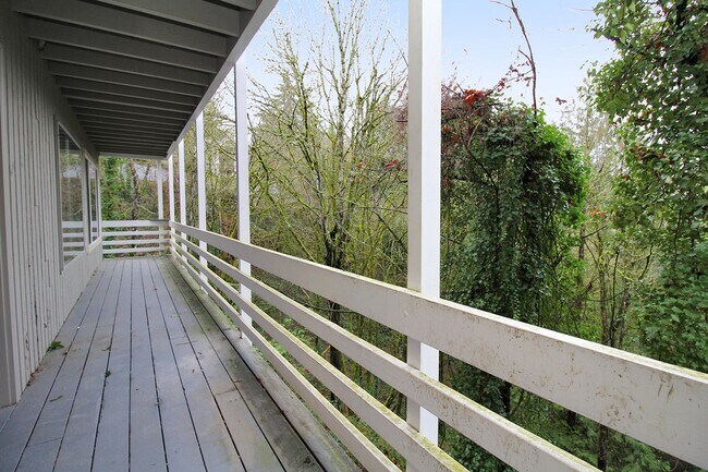 Building Photo - 1001 SW Woods St