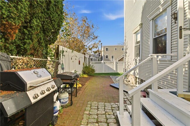 Building Photo - 13 Holland St