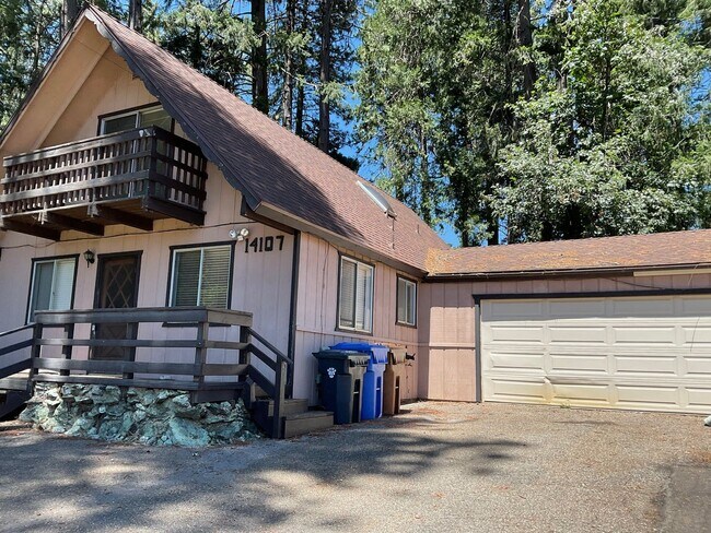 Building Photo - Two story 4 bedroom 2 bath home, Magalia