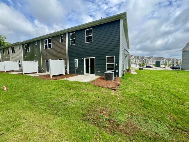 Building Photo - Beautiful New 3BR/2.5BA Townhouse