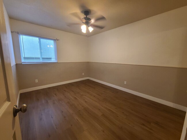 Building Photo - 2 bed 1.5 baths in College area.