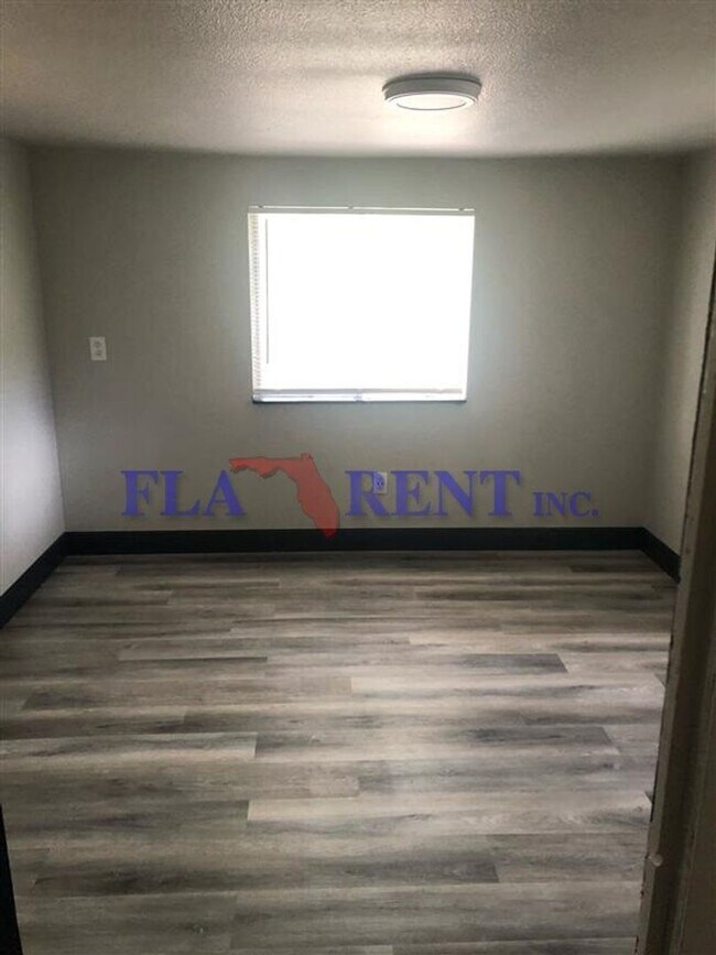 Building Photo - **3/1 Mobile home in Christmas/SR 50**