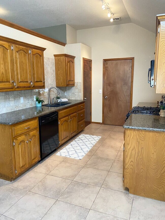 Building Photo - 631 Stoneridge Dr
