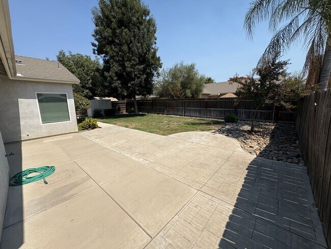 Building Photo - Immaculate NW Visalia home for rent!