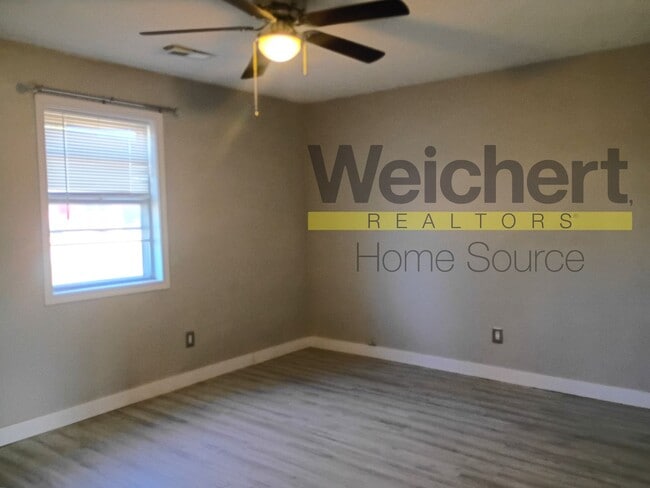 Building Photo - Updated 4-Bed Home with Fenced Yard & Carport