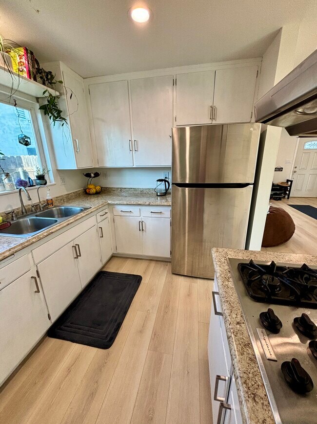 Building Photo - 1333 Currant Ave