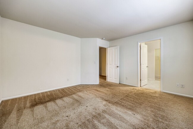 Building Photo - MOVE IN READY! 4 bed plus den - easy I-5 a...