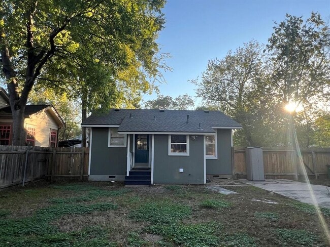 Building Photo - 928 E 56th St