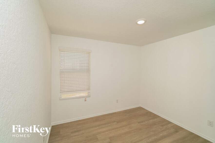 Building Photo - 10414 McClintock Dr