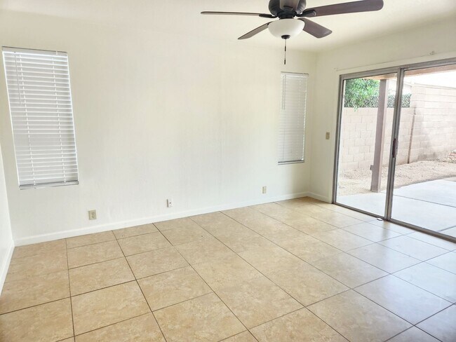 Building Photo - 3 bed 2.5 bath with loft