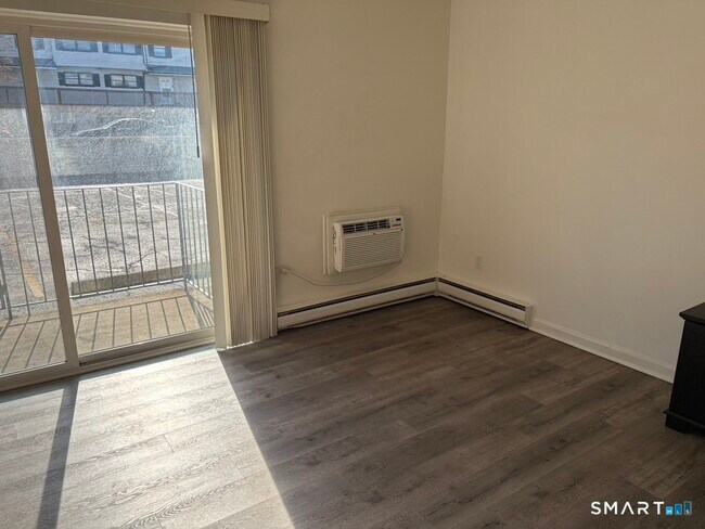 Building Photo - 12 Tuttle St