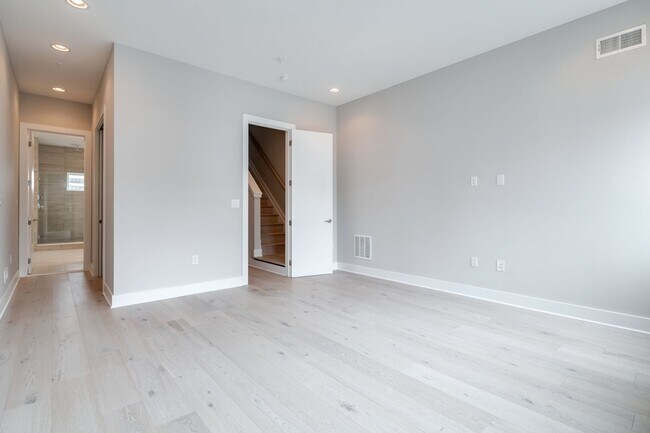 Building Photo - Northern Liberties Townhome with Parking