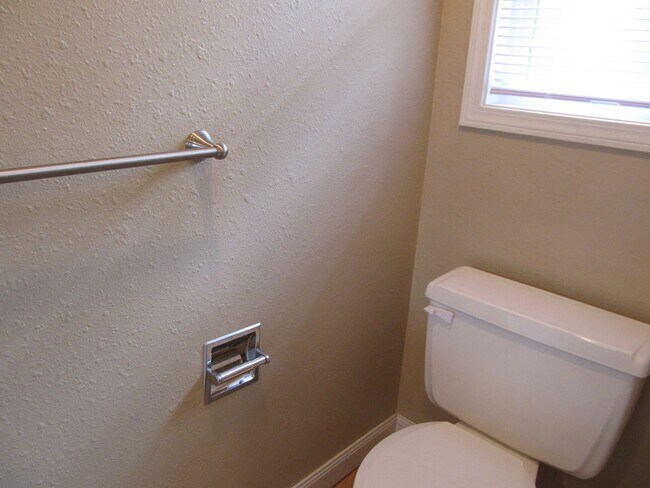 Building Photo - Three Bedroom Home in South Salem