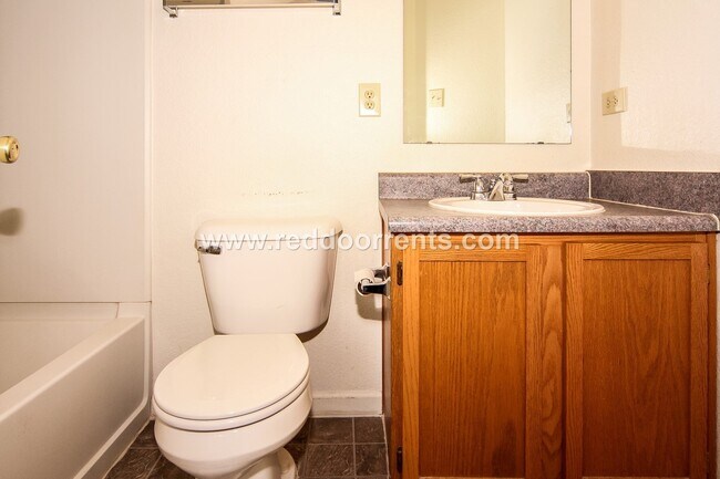 Building Photo - West side Indy, Cute 2 Bed, 2 Bath Home w/...