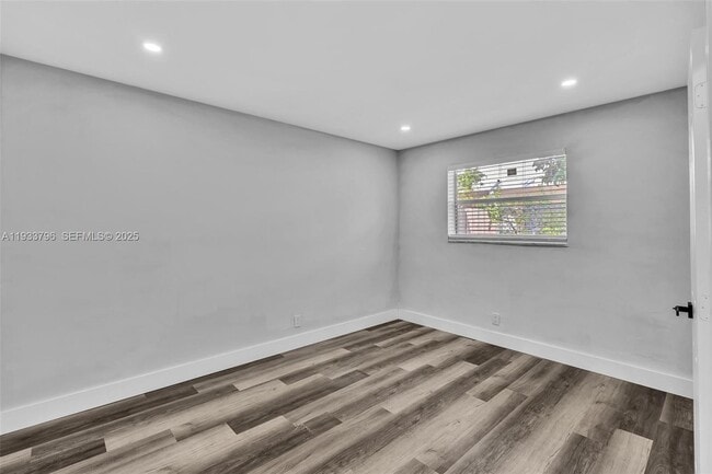 Building Photo - 329 SW 1st Ct