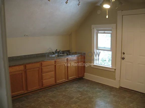 Building Photo - 635 Lafayette Ave NE