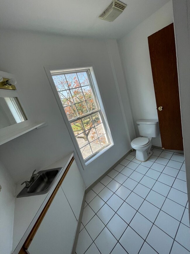 Building Photo - 4 bedroom 2 full bath House