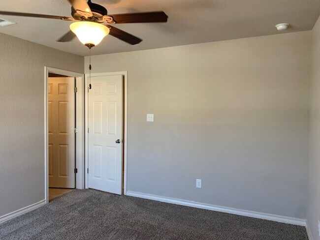 Building Photo - Town home for rent