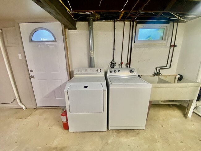 Building Photo - SPACIOUS 4 BED/2 BATH HOUSE-Luxury Vinyl F...