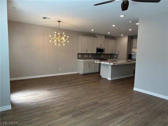 Building Photo - 600 N Carriage Hill Dr