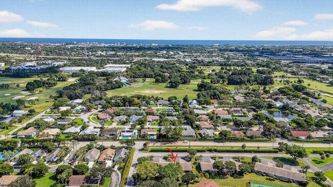 Building Photo - 708 Lago Rd