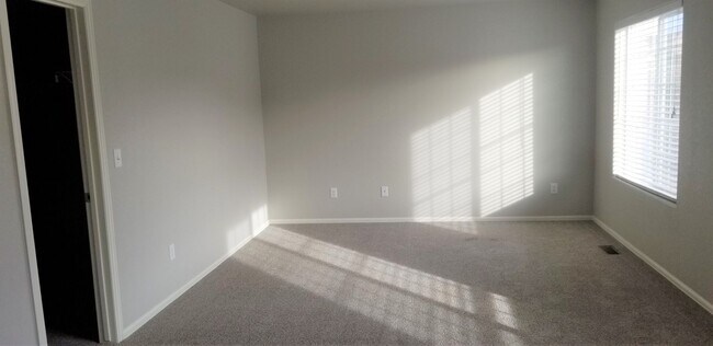 Building Photo - Immaculate 3 Bedroom/3 Bath Townhome Near Powers Corridor!