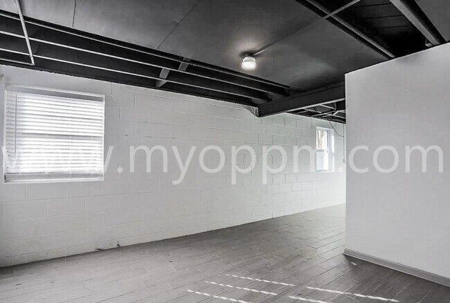 Building Photo - 4360 Davenport St
