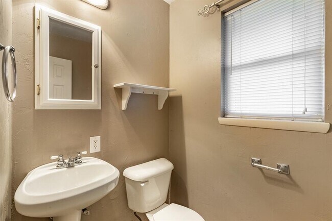 Building Photo - 2108 Henderson Dr