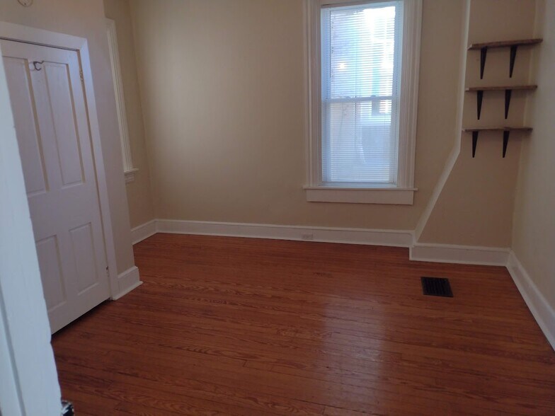 Middle Bedroom - 441 W Lemon St