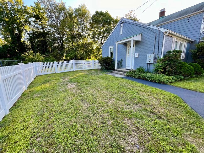 Building Photo - 55 Greenlawn Dr