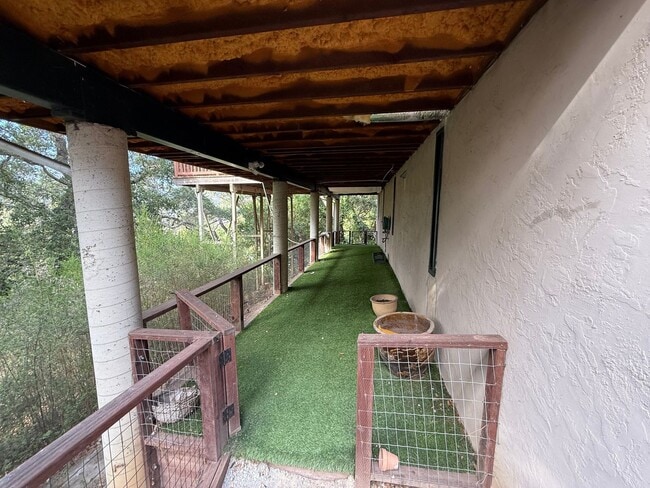 Building Photo - STUNNING THREE BEDROOM TWO BATH MODERNIST ...