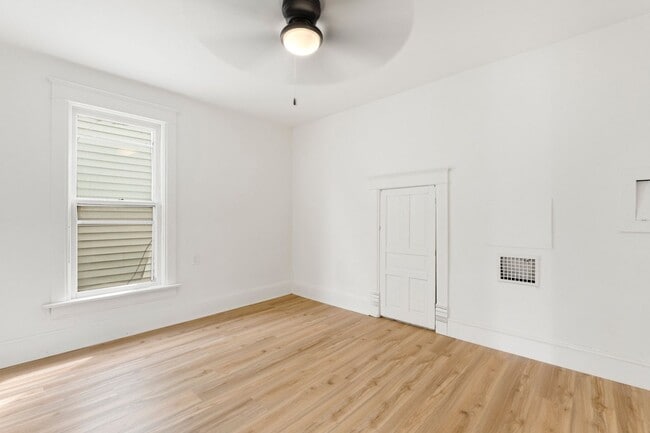 Building Photo - New Listing! 3 Bedroom House!
