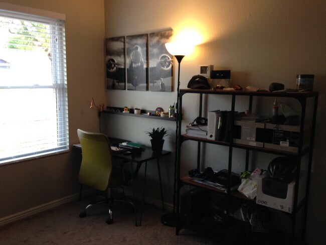 Building Photo - Wonderful 3bdrm 2bath Family Style Home in...